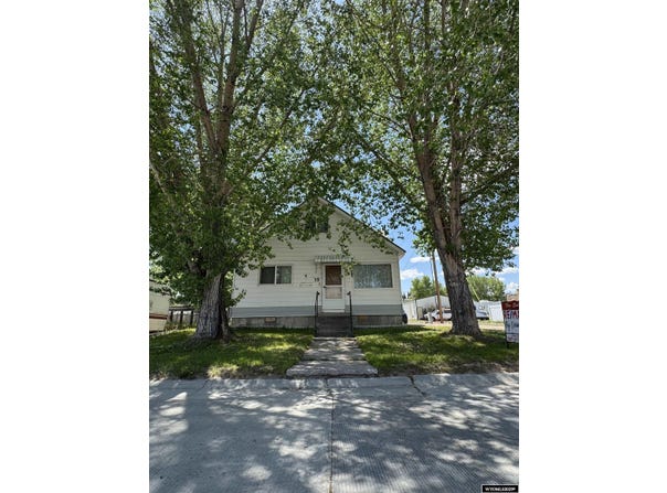 35 Conroy St, Diamondville, WY 83116