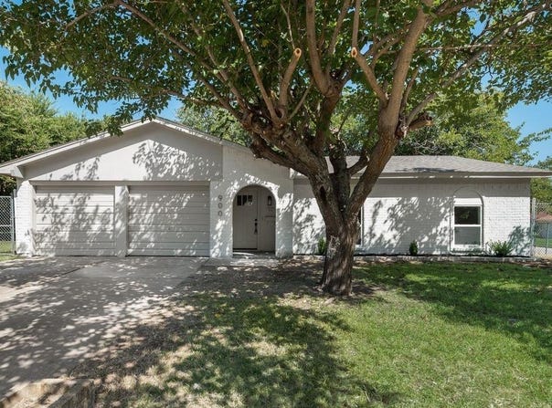 900 Vaughn Drive, Burleson, TX 76028