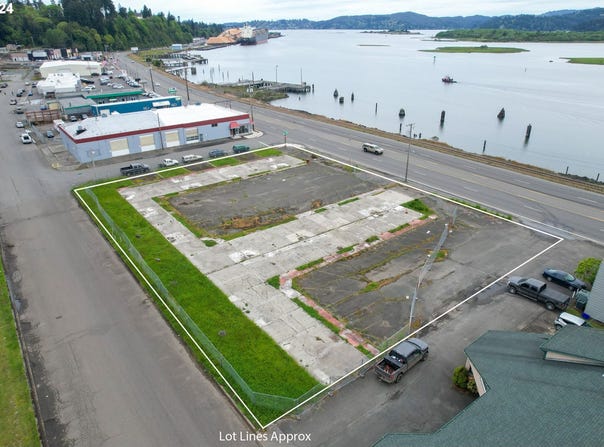1685 N BAYSHORE DR, Coos Bay, OR 97420