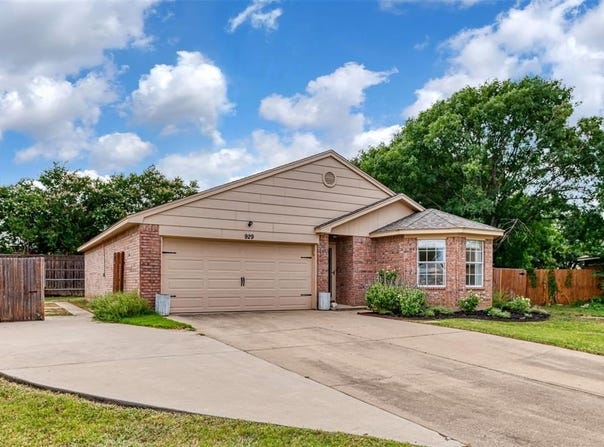 929 Comiskey Court, Saginaw, TX 76179