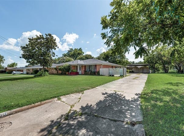1109 Elmwood Street, Gainesville, TX 76240