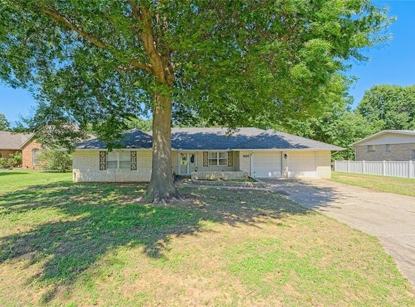 985 N Hampton Road, Harrah, OK 73045