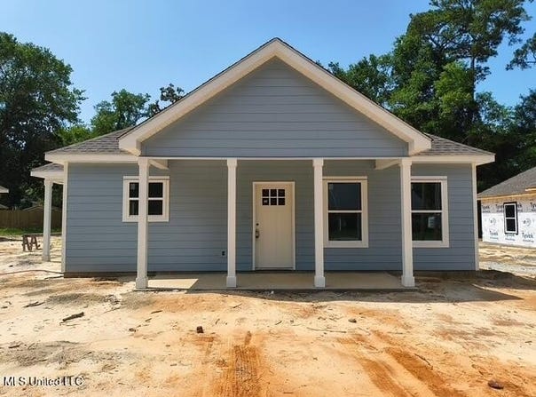 3121 Seahorse Road, Gautier, MS 39553