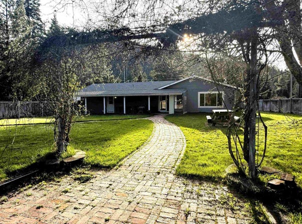 1400 Davis Place Rd, Mt Shasta, CA 96067