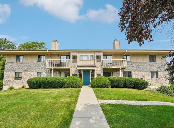 112 E Freistadt Rd, Thiensville, WI 53092