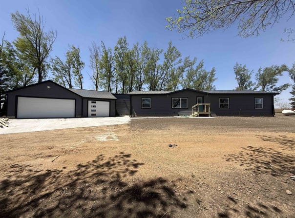 2594 Eagle Ave, Doon, IA 51235