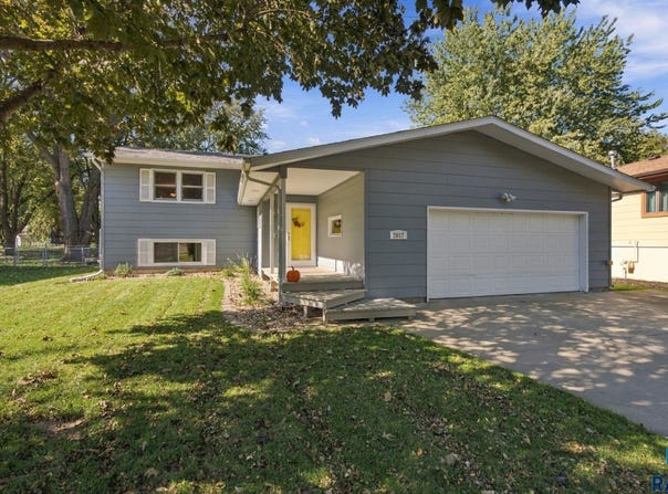 2017 S Fox Trl, Sioux Falls, SD 57103