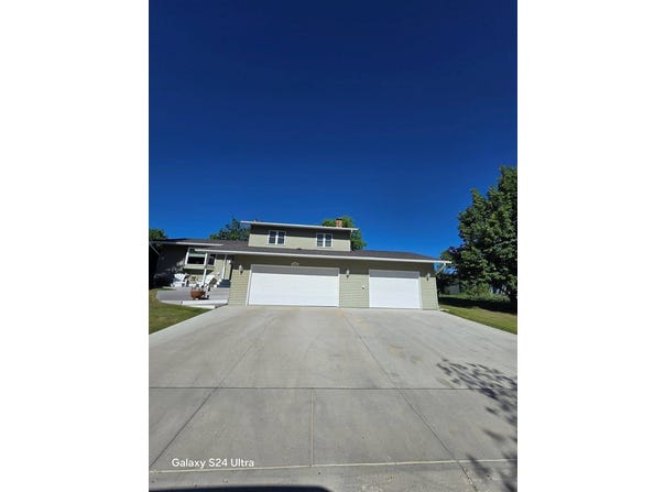 1615 NW Glacial Dr, Minot, ND 58703