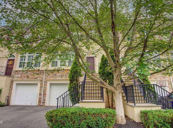 56 W Aspen Way, Aberdeen, NJ 07747