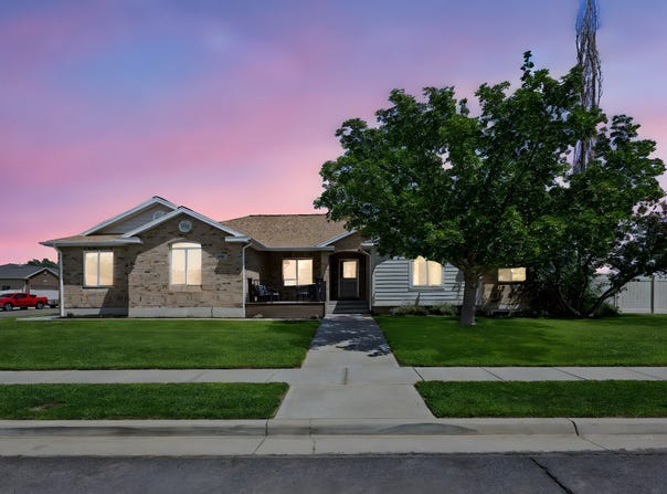 934 N 1385 W, Clinton, UT 84015