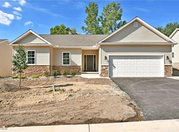 2261 Saddlebrook, Cortland, OH 44410