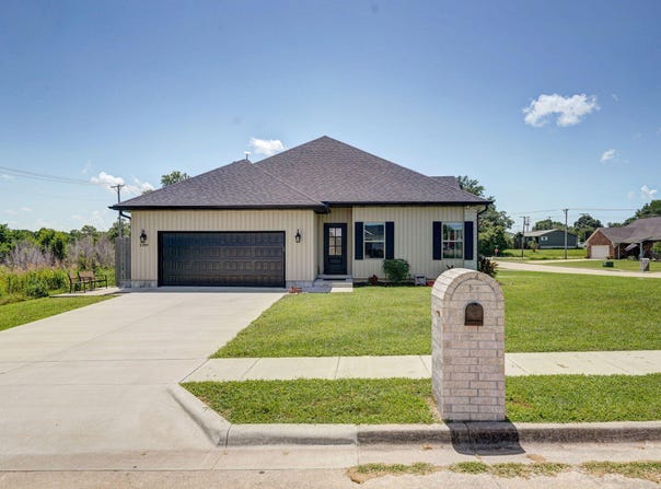 1240 E Keeling Place, Bolivar, MO 65613