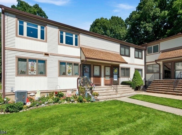 1901B Stonegate Ln, Stanhope Boro, NJ 07874-2758