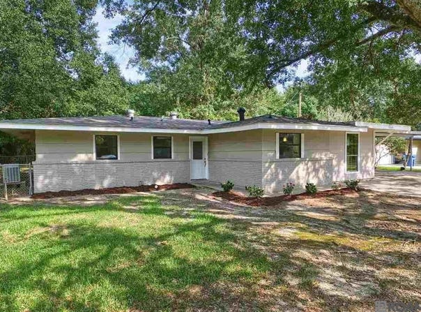 2060 S Woodcrest St, Denham Springs, LA 70726