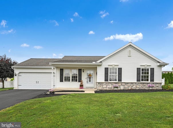 5 VISTA DRIVE, FREDERICKSBURG, PA 17026