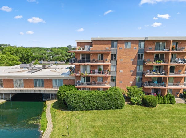 16 E Old Willow Road, Prospect Heights, IL 60070