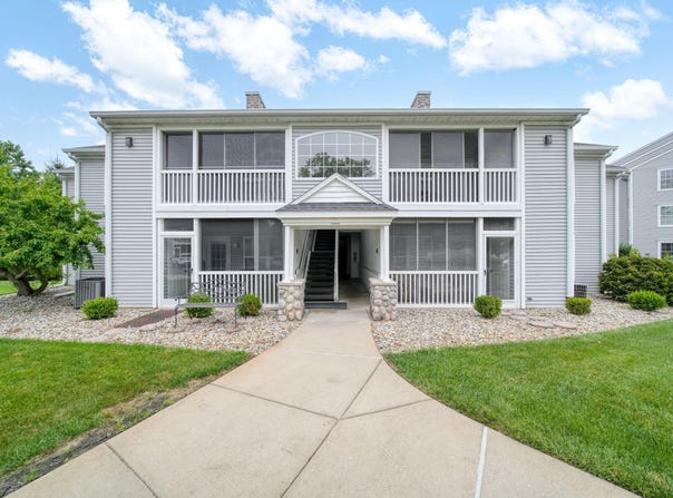 824 W Barrington Circle, Jackson, MI 49203