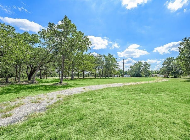 1945 Texas 159, Fayetteville, TX 78940