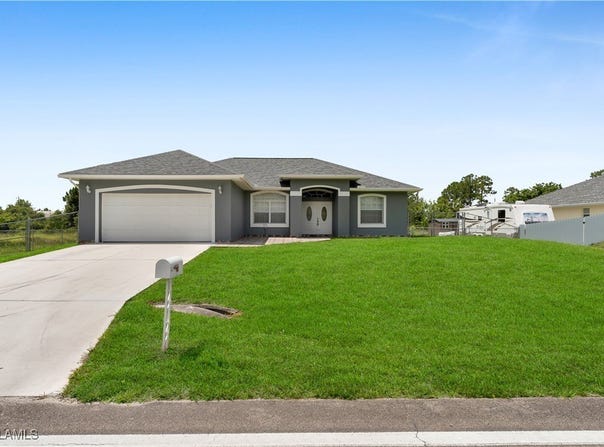 902 E 10th Street, Lehigh Acres, FL 33972