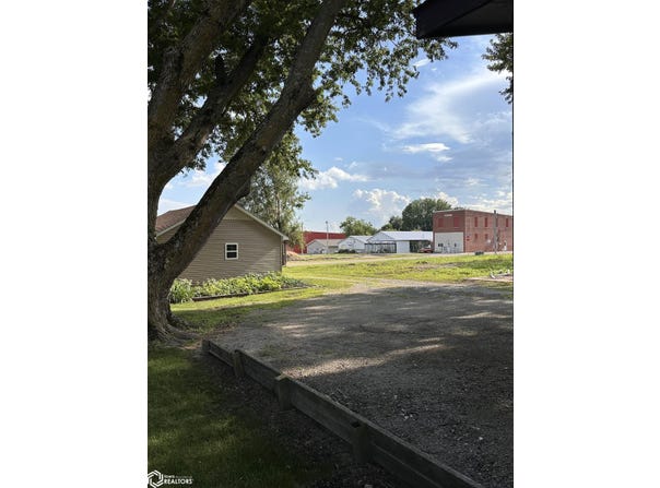 907 & 909 3rd Street, Batavia, IA 52533