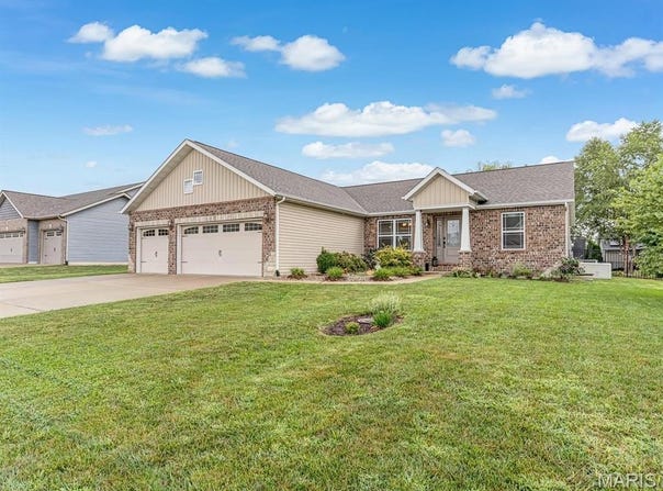 305 Ambrose Drive, Troy, IL 62294