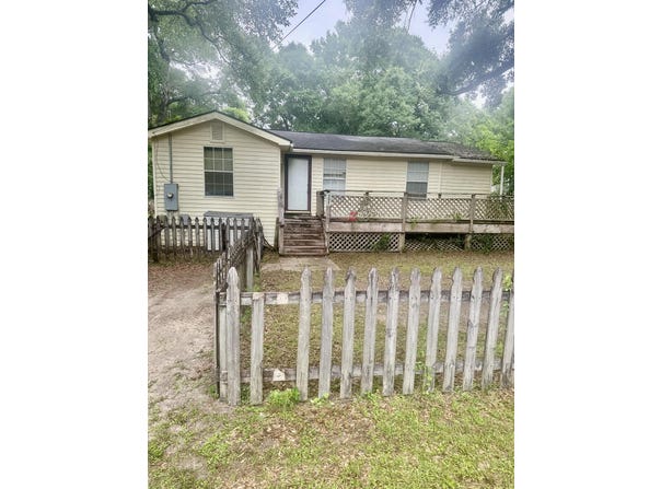 397 E Burdick Avenue, DeFuniak Springs, FL 32433