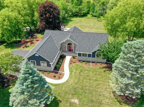 W281n1811 Golf View Dr, Pewaukee, WI 53072