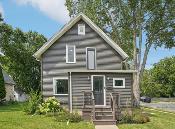 402 W 3rd St, Oconomowoc, WI 53066