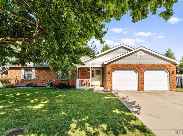 812 DERE BERE Drive, Mascoutah, IL 62258