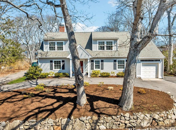 70 Lakeview Avenue, Falmouth, MA 02540