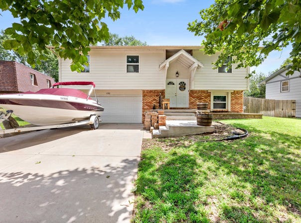 1130 N Summitlawn Ct, Wichita, KS 67212