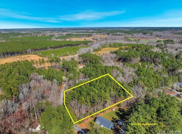 23 Hawthorne Dr, Bracey, VA 23919