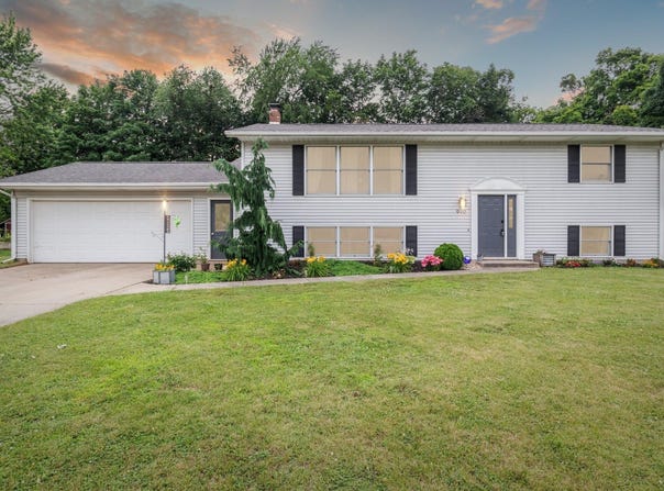 910 Vicker Street, Vicksburg, MI 49097