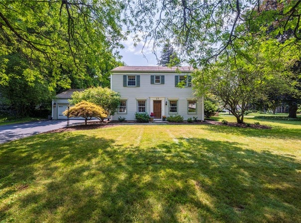 27 Shire Oaks Drive, Pittsford, NY 14534