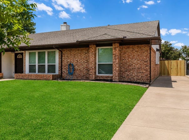 2429 Chestnut Way, Bedford, TX 76022
