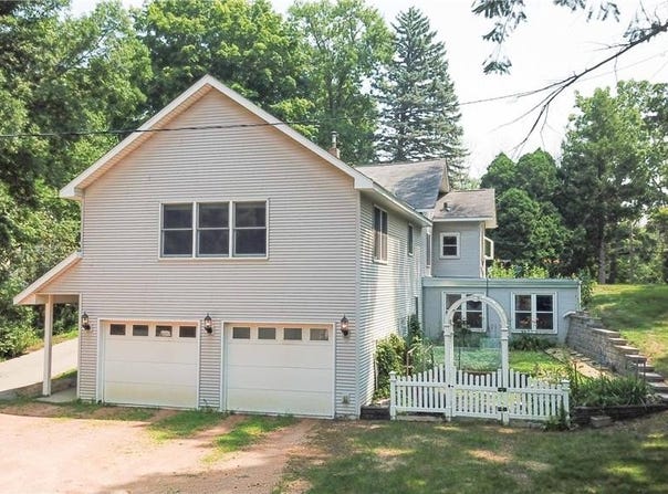 4760 Vine Hill Road, Deephaven, MN 55331