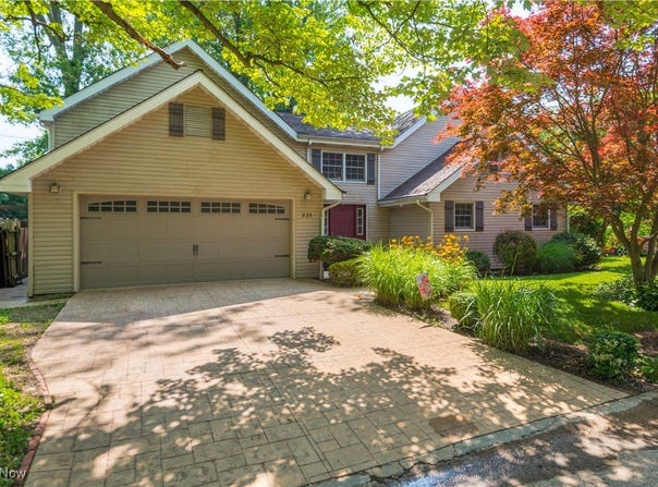 833 Aurora Drive, Vermilion, OH 44089