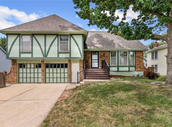 1952 Sleepy Hollow Drive, Olathe, KS 66062