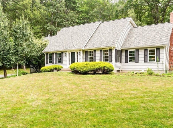 25 Lakeshore Dr, Sterling, MA 01564