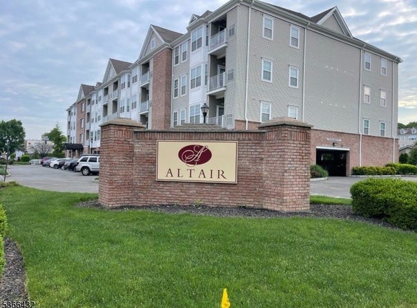 132 Cory Ln, Elmwood Park Boro, NJ 07407-3228