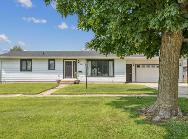 828 E Butler St Street, Manchester, IA 52057