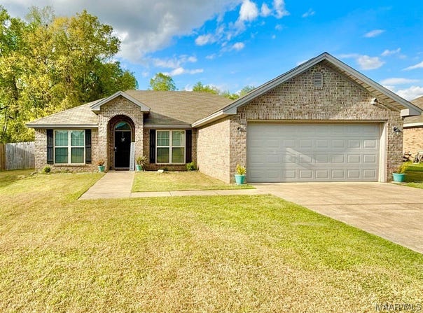 303 Silver Pointe Drive, Elmore, AL 36025