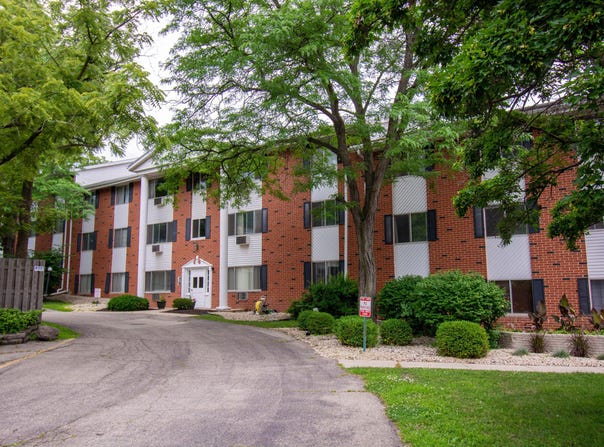 255 Elmwood Ave, Lake Geneva, WI 53147