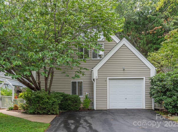2 Stuart Circle, Asheville, NC 28804