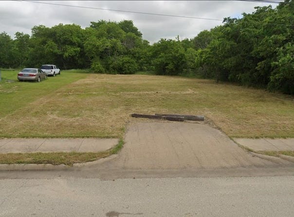 711 E Davis Avenue, Alvarado, TX 76009