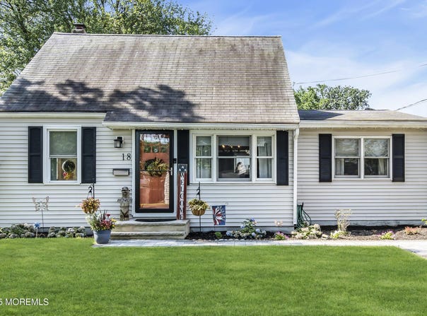 18 Woody Terrace, Hazlet, NJ 07734