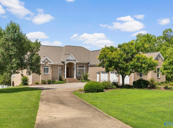 101 E Meadowhill Drive, Florence, AL 35633