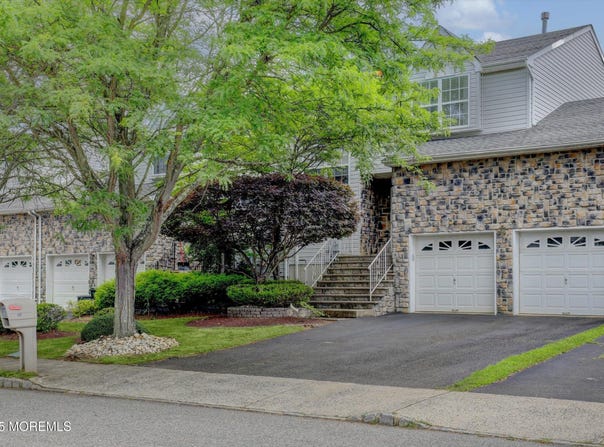 33 Hummingbird Court, Marlboro, NJ 07746