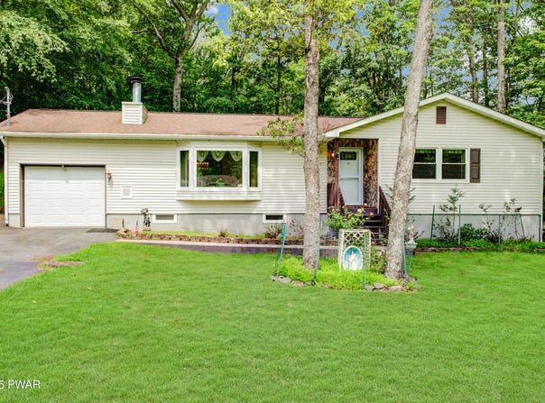 123 Lakeview Drive, Dingmans Ferry, PA 18328