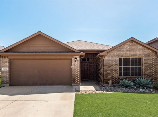 1109 Autumnwood Drive, Azle, TX 76020
